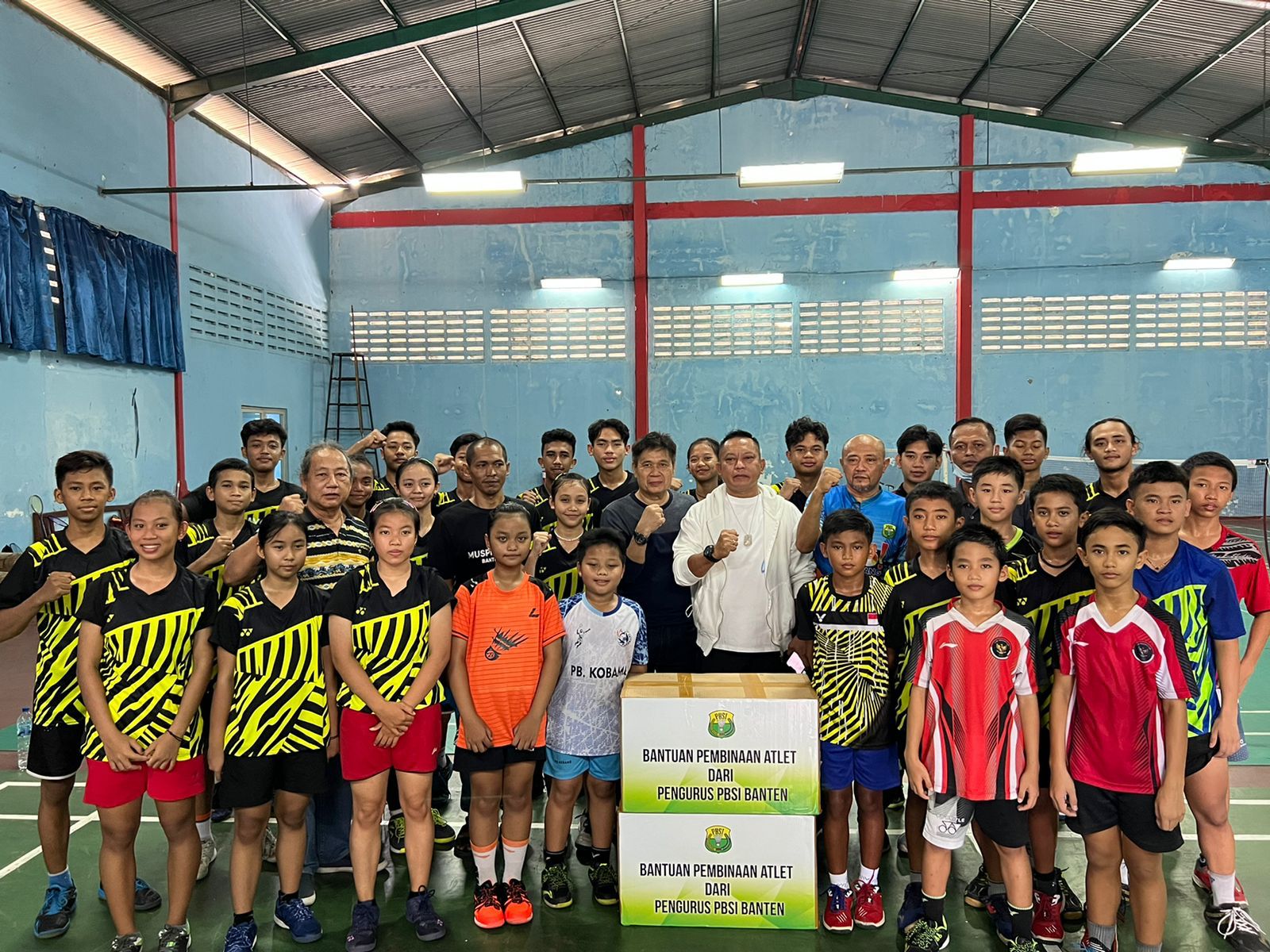 Teks Foto: 1. Ketua Pengprov PBSI Banten (jaket putih tengah) H Sudarto Adinagoro berfoto bersama atlet bulutangkis Kota Tangerang. (ist)
