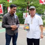 Menteri Pekerjaan Umum dan Perumahan Rakyat (PUPR) Basuki Hadimuljono menunjukkan buku 100 Tokoh Keselamatan dan Kesehatan Kerja Indonesia. Foto WSO
