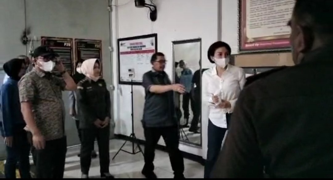 Tersangka Nikita Mirzani (berkemeja putih) saat tiba di kantor Kejaksaan Negeri Serang, Selasa (25/10/2022). Ist 