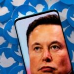 Foto Elon Musk terlihat di telepon pintar dengan latar belakang logo Twitter dalam sebuah ilustrasi gambar, 28 April 2022. (Foto: REUTERS/Dado Ruvic)