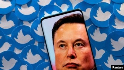 Foto Elon Musk terlihat di telepon pintar dengan latar belakang logo Twitter dalam sebuah ilustrasi gambar, 28 April 2022. (Foto: REUTERS/Dado Ruvic)