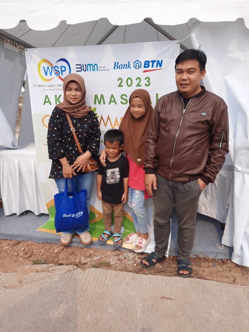 Keluarga Herdiansyah salah satu konsumen Perumahan Grand Madani Residen 3 yang ikut akad kredit massal 10.000 unit rumah Bank BTN 2023, Selasa (8/8/2023).
