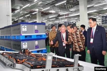 Presiden Joko Widodo meninjau pabrik baterai dan kendaraan listrik PT. Hyundai- LG Indonesia (HLI) Green Power, di Kabupaten Karawang, Jawa Barat, Rabu (3/7) (Biro Pers Sekretariat Presiden)