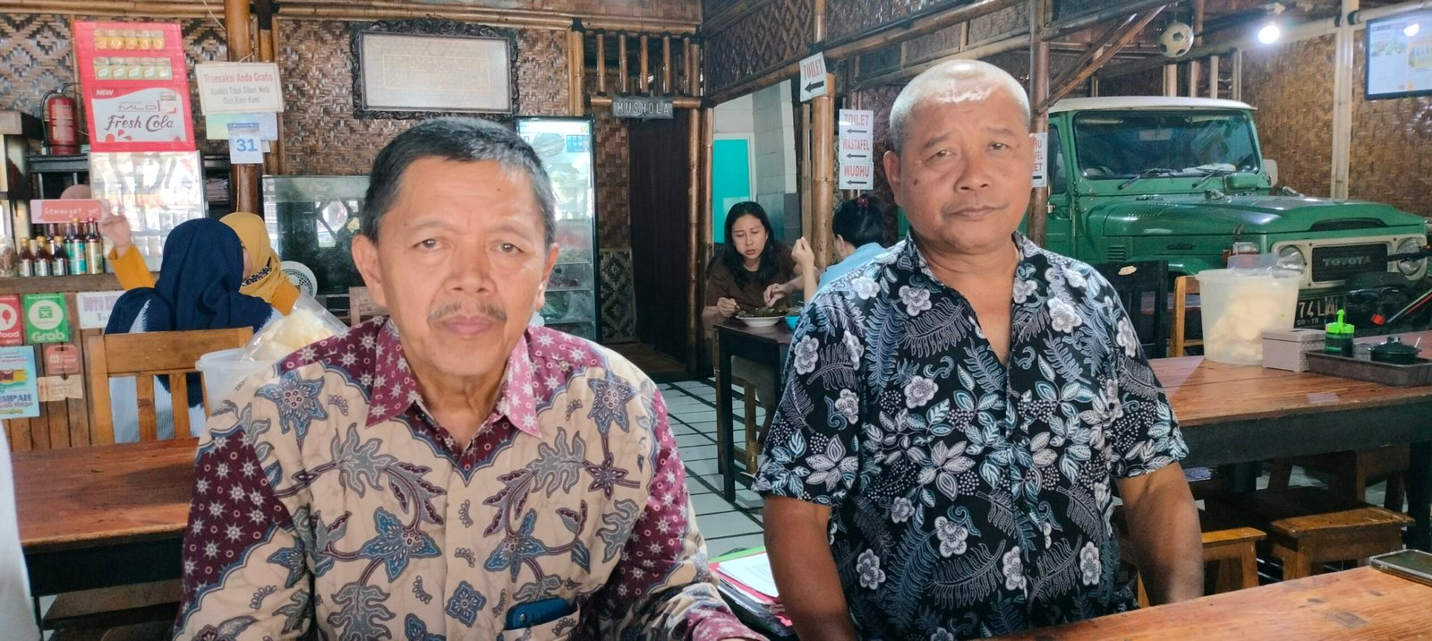 Purwanto SH MH (berkemeja batik hitam, kanan ) ,didampingi penasehat hukumnya Gimono SH MH,kiri.(Foto.Ist)