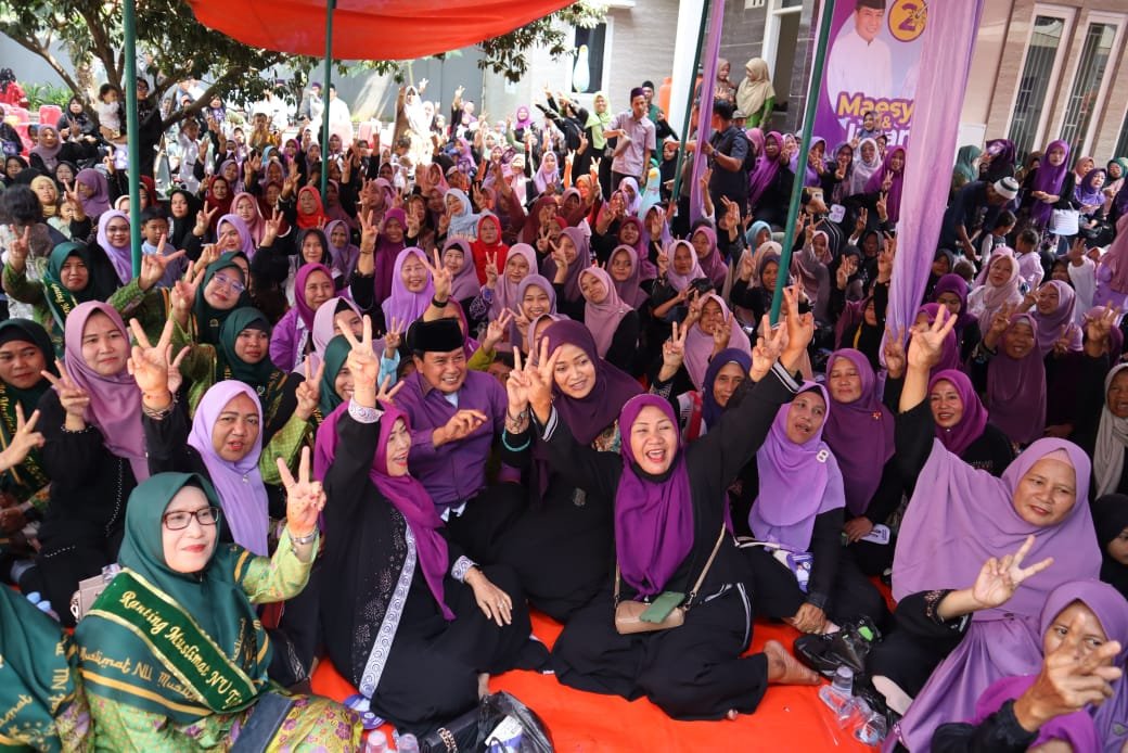 Keterangan foto : Calon Bupati Tangerang nomor urut 02, Moch. Maesyal Rasyid bersama sang istri Rismawati Maesyal Rasyid terlihat sedang berswafoto bersama para santri Nahdatul Ulama di wilayah Desa Tanjung Burung, Kecamatan Teluknaga, Senin (21/10/2024).(Ist)