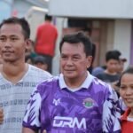 Ket.foto.Maesyal Rasyid di lapangan akrab disapa Rudi Maesyal, selalu diserbu fansnya setiap usai pertandingan.(Ist)