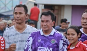 Ket.foto.Maesyal Rasyid di lapangan akrab disapa Rudi Maesyal, selalu diserbu fansnya setiap usai pertandingan.(Ist)