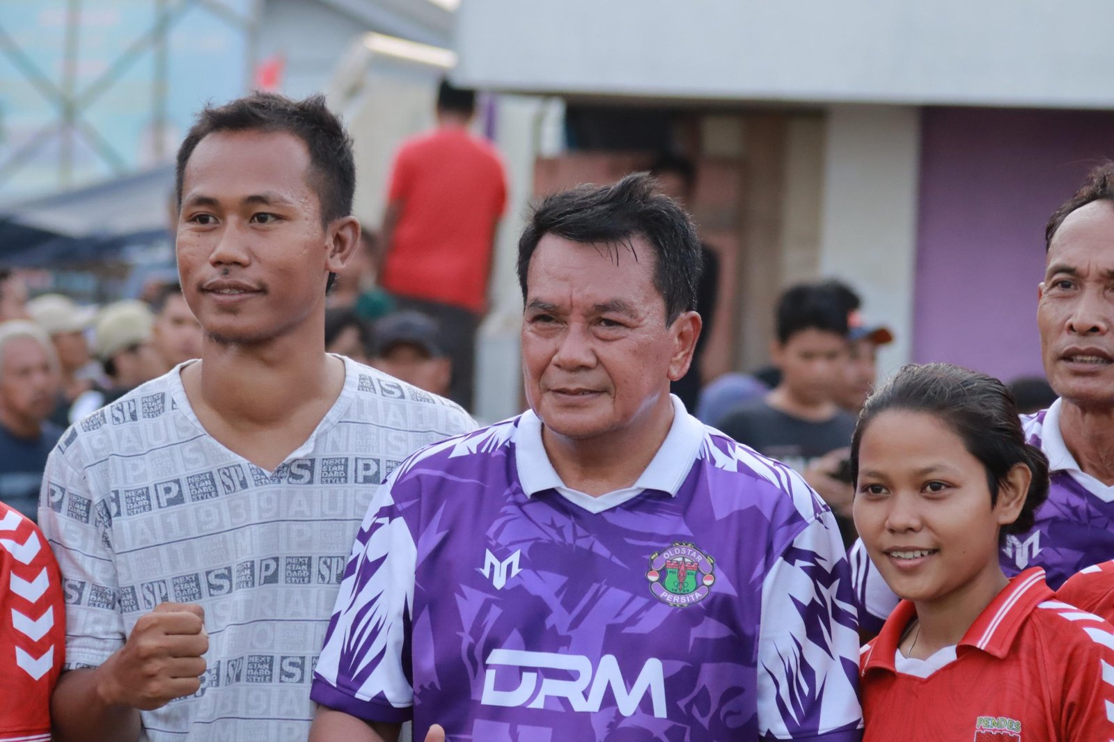 Ket.foto.Maesyal Rasyid di lapangan akrab disapa Rudi Maesyal, selalu diserbu fansnya setiap usai pertandingan.(Ist)