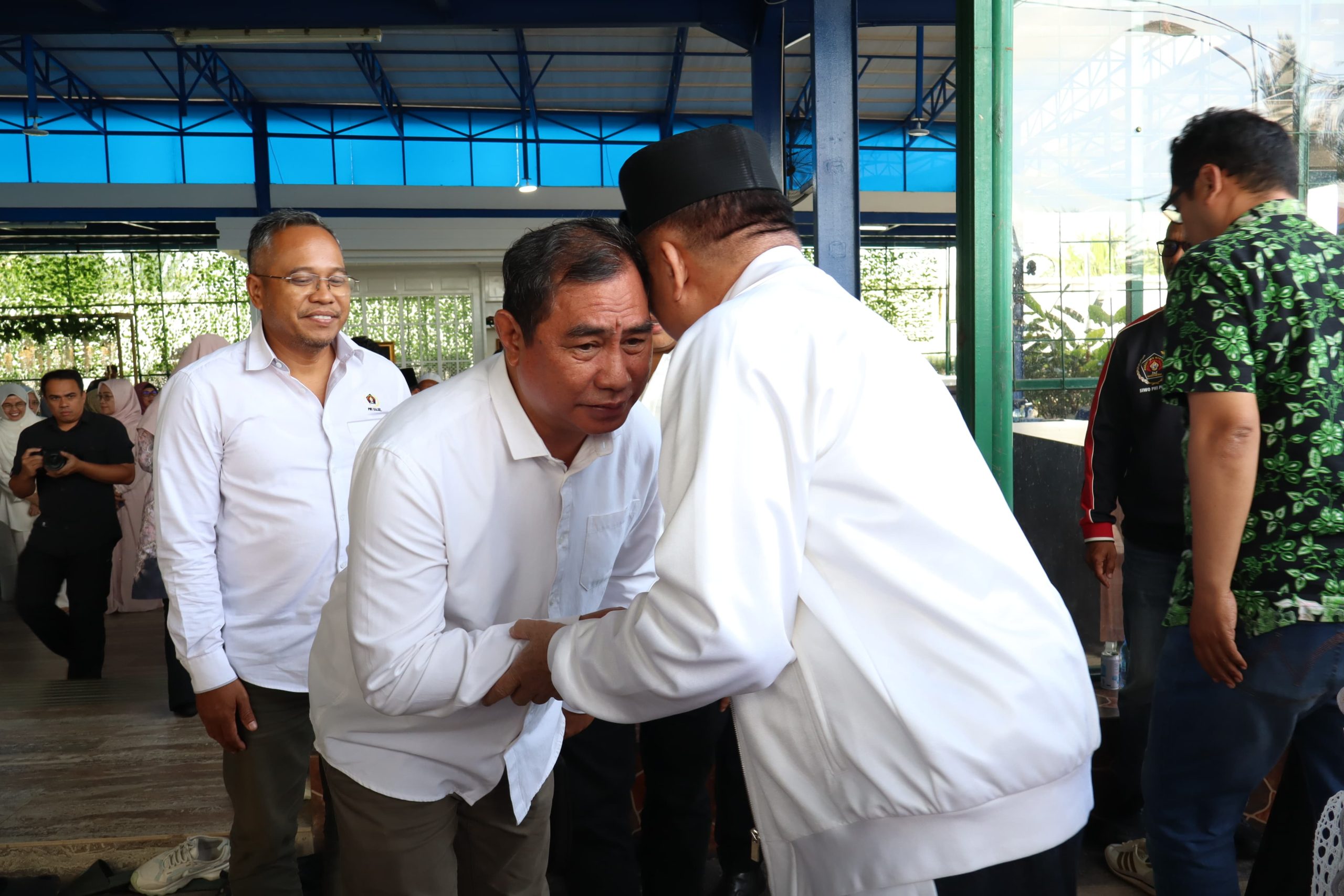 SAMBUT GUBERNUR: Ketua PWI Kalsel, Zainal Helmie, menyambut kedatangan Gubernur Kalsel H Muhidin di kediaman, Kamis (23/1/2025) petang, sekaligus menyampaikan rencana kehadiran Presiden Prabowo pada puncak perayaan HPN tanggal 9 Februari. (Ust)