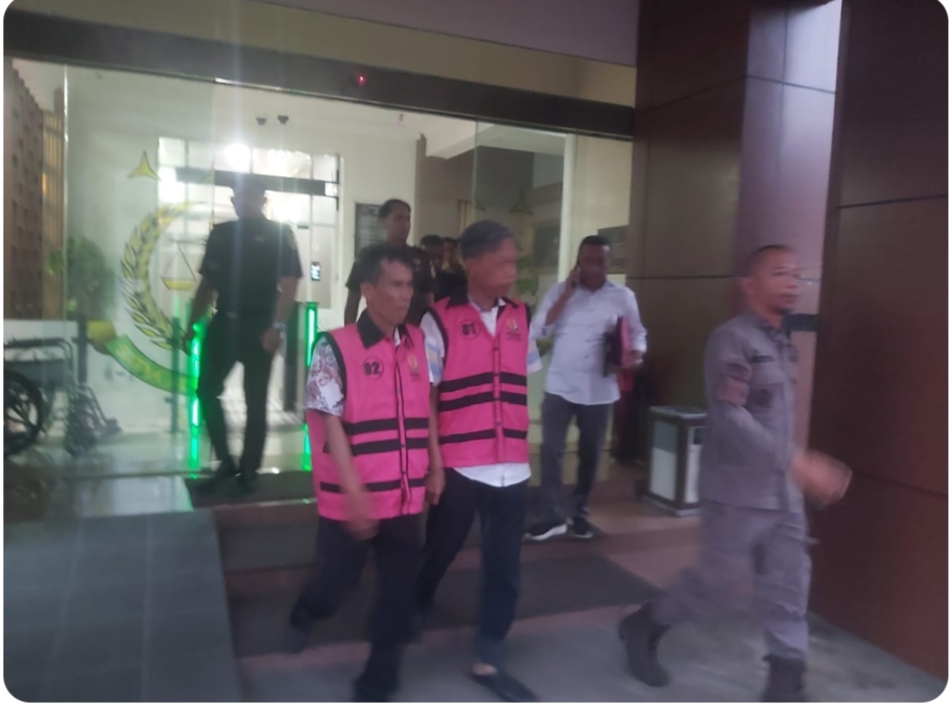 Tampak AH dan M saat digelandang Tim Kejari Kabupaten Tangerang ke Rutan Jambe, Kamis (30/1/2025). (Foto Ist)