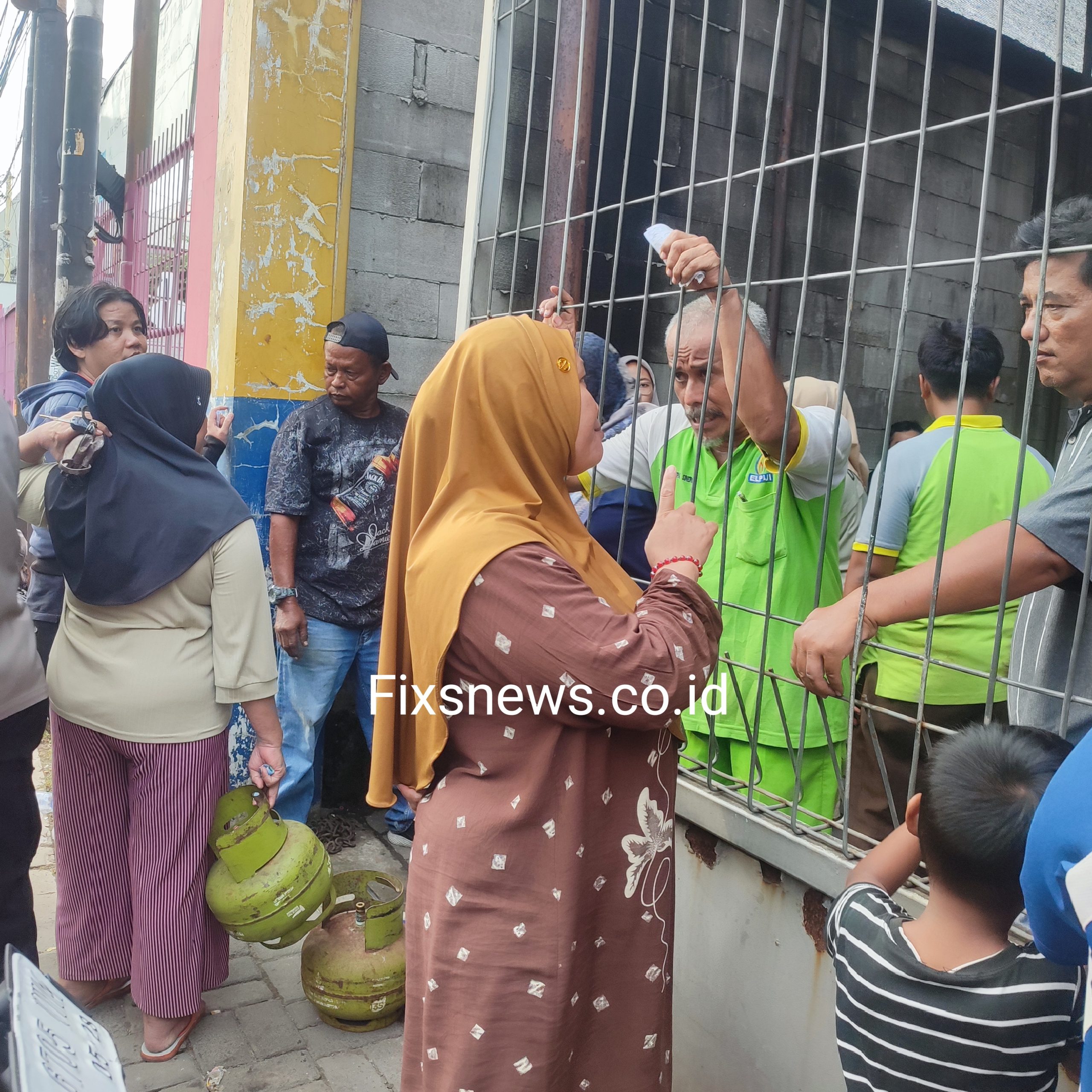 Warga antri beli gas-Fixsnews.co.id