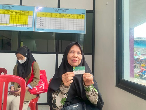 Suhanah (58), saat mendampingi suaminya menjalani pengobatan jantung yang dideritanya di Rumah Sakit Hermina Bitung. (ist)