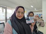 Nurul Hasanah saat menemani Ibunya control pasca operasi di Poli Penyakit Dalam, Metro Hospitals. (ist)