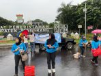 Keterangan gambar: Tampak Ibu ibu anggota IKWI Kabupaten Tangerang sedang membagikan takjil di bawah rinai gerimis, Sabtu (8/3/2025) di sekitar kawasan Puspemkab Tigaraksa. (ist)