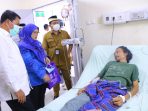 Tampak Bupati Tangerang Maesyal Rasyid didampingi Direktur RSUD Pakuhaji, dr. Umie Kulsum saat berinteraksi dengan salah seorang pasien. (hms)