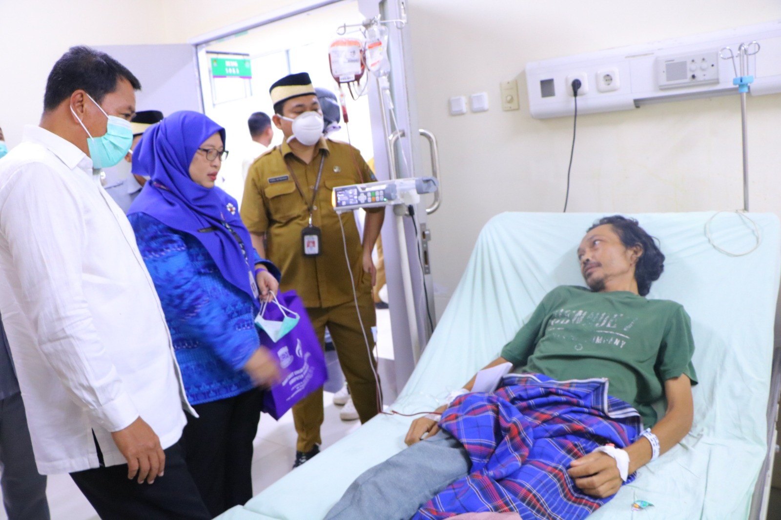 Tampak Bupati Tangerang Maesyal Rasyid didampingi Direktur RSUD Pakuhaji, dr. Umie Kulsum saat berinteraksi dengan salah seorang pasien. (hms)