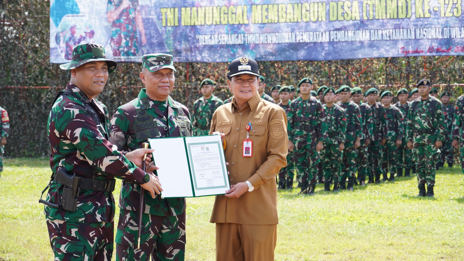 Tampak Brigjen TNI Dodo Kapoksahli Kodam Jaya didampingi Komandan Kodim 0510/ Tigaraksa Letkol Arh Syarief SB saat menyerahkan berita acara serah terima hasil TMMD ke 123 Tahun Anggaran 2025 kepada Bupati Tangerang H Maesyal Rasyid pada upacara penutupan. (ist)