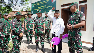 Tampak Brigjen TNI Dodo Kapoksahli Kodam Jaya berserta undangan saat meneriksa Renovasi Rumah Tidak Layak Huni (RTLH) miliki dalam TMMD ke 123 Kodim 0510/Tigaraksa. (ist)