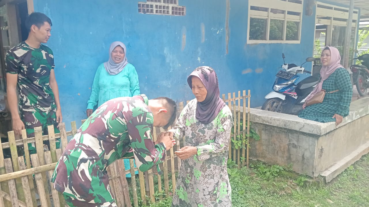 Tampak Prajurit Satgas TMMD Reguler 123 Kodim 0510/Tigaraksa berpamitan dengan warga Desa Bantar Panjang, Kecamatan Tigaraksa. (ist)