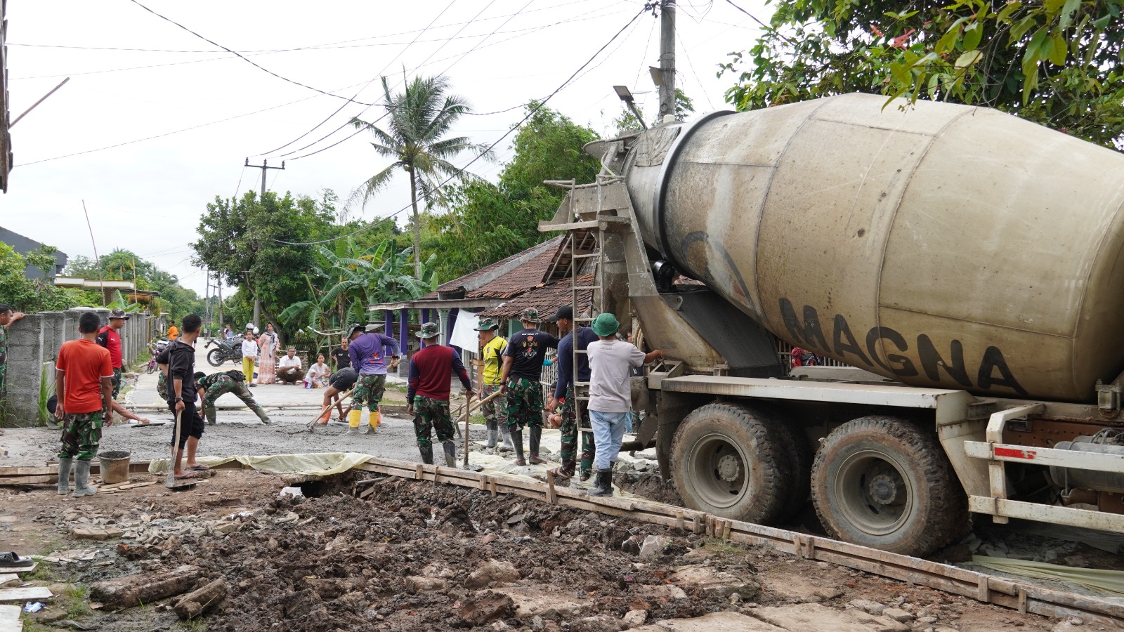 Tampak Warga dan TNI bahu membahu lakukan pengecoran jalan dalam TMMD 123 Kodim 0510/Tigaraksa. (ist)