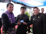 Bupati dan Wakil Bupati Tangerang saat menunjukan KTP seorang warga Cikupa yang di cetak dalam peluncuran pelayanan Adminduk di 29 Kecamatan, Kamis (10/4/2025). (Ist)