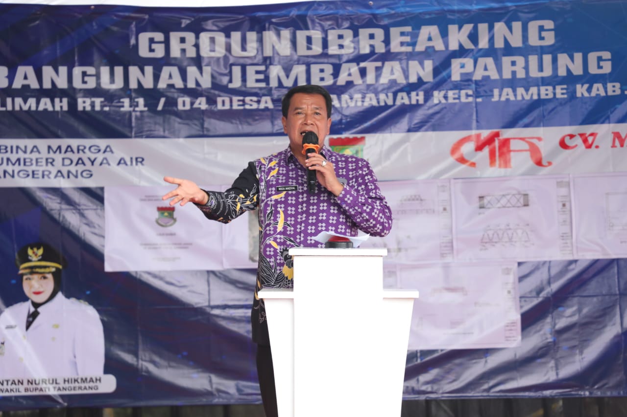 Bupati Tangerang HM Maesyal Rasyid saat memberikan arahan kepada stafnya pada acara Groundbreakibg Parung Lawang, Desa Sukamanah, Kecamatan Jambe, Kamis (10/4/2025). (Ist).