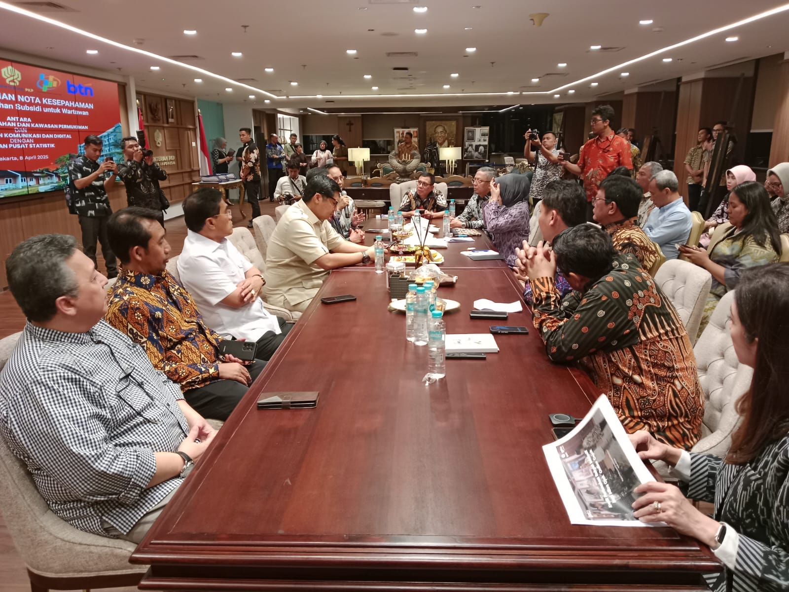 Ketua umum PWI pusat Hendry Ch bangun, saat bertemu dengan menteri perumahan dan kawasan permukiman Maruarar Sirait. (Ist)