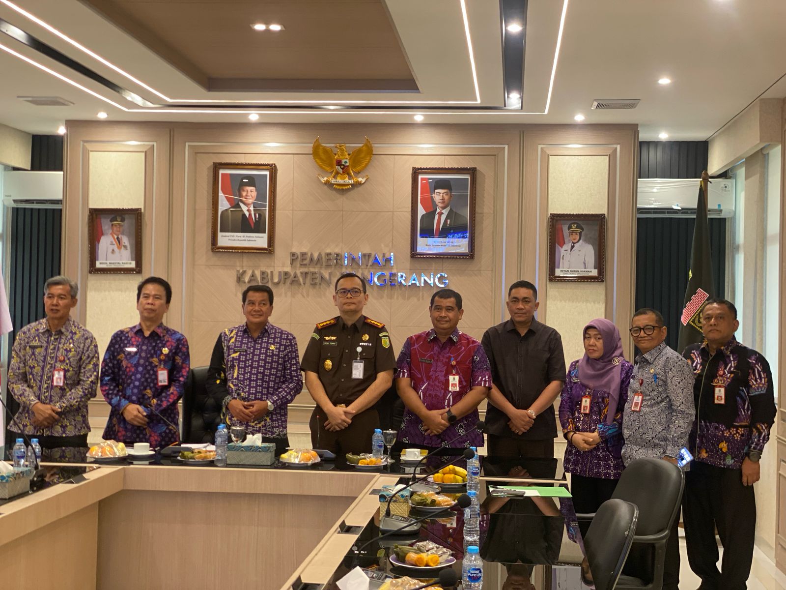 Kepala Kejaksaan Negeri Kabupaten Tangerang beserta jajaran, Bupati, Asda dan kepala dinas terkait berpose setelah melakukan zoom meeting dengan para kepala desa. (Ist).
