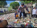 Ket. Foto : Tampak Bupati Tangerang Moch. Maesyal Rasyid ikut terjun langsung bersama masyarakat setempat membersihkan sampah yang menumpuk di Sungai Golden, Kecamatan Teluknaga, Minggu (6/4/2025). (Ist)