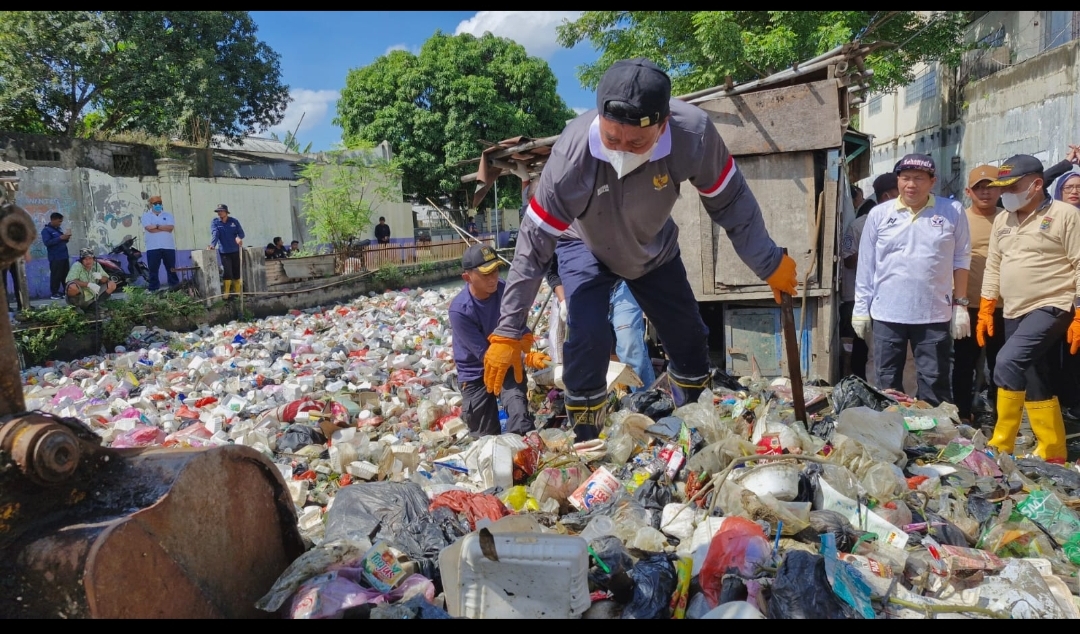 Ket. Foto : Tampak Bupati Tangerang Moch. Maesyal Rasyid ikut terjun langsung bersama masyarakat setempat membersihkan sampah yang menumpuk di Sungai Golden, Kecamatan Teluknaga, Minggu (6/4/2025). (Ist)