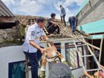Bupati Tangerang Moch Maesyal Rasyid ikut terjun gotong royong renovasi rumah milik Asmunah (60), warga Desa Kayu Bongkok, Kecamatan Sepatan, Jumat (4/4/2025). (Ist)