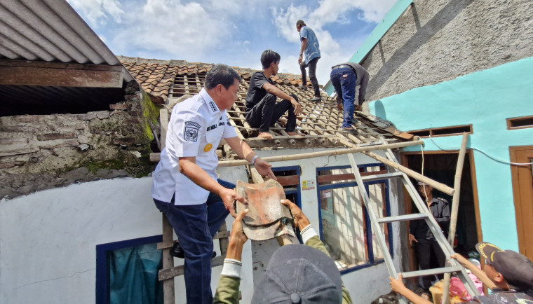 Bupati Tangerang Moch Maesyal Rasyid ikut terjun gotong royong renovasi rumah milik Asmunah (60), warga Desa Kayu Bongkok, Kecamatan Sepatan, Jumat (4/4/2025). (Ist)