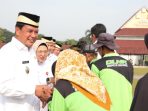Bupati dan Wakil Bupati Tangerang bersalam salaman dengan ASN Kabupaten Tangerang usai apel perdana paska libur Idul Fitri 1446 H. (Ist).