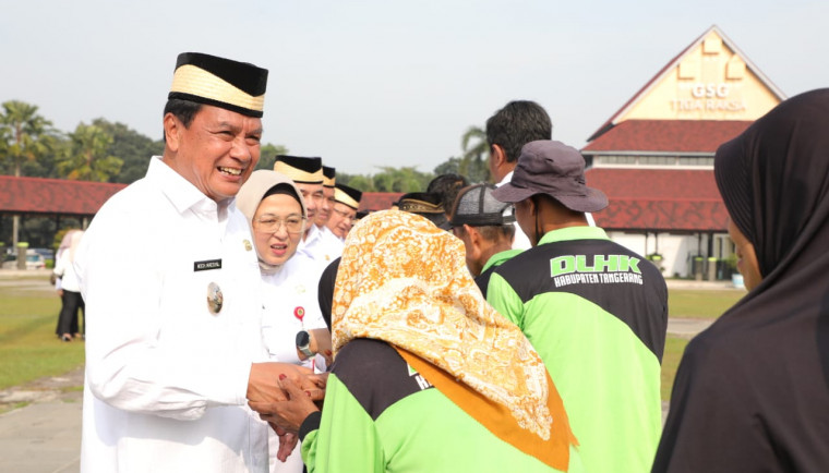 Bupati dan Wakil Bupati Tangerang bersalam salaman dengan ASN Kabupaten Tangerang usai apel perdana paska libur Idul Fitri 1446 H. (Ist).