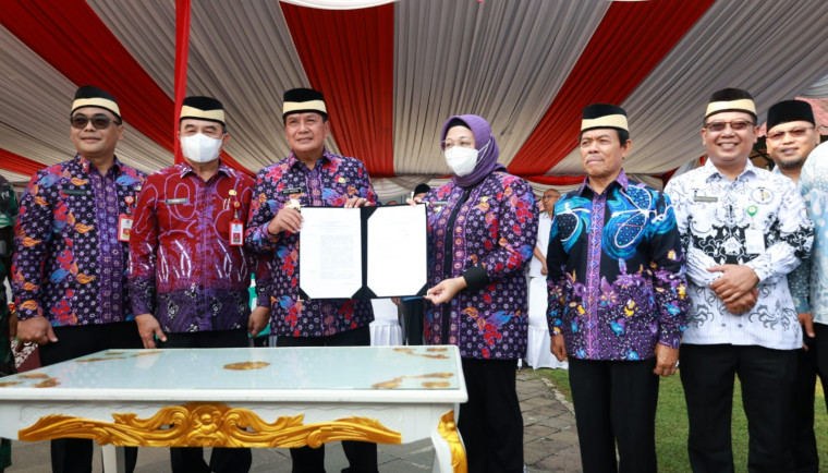 Ket photo : Pemkab Tangerang gelontorkan Rp. 40 Milyar untuk gratiskan sekolah SD dan SMP Swasta. (hms)