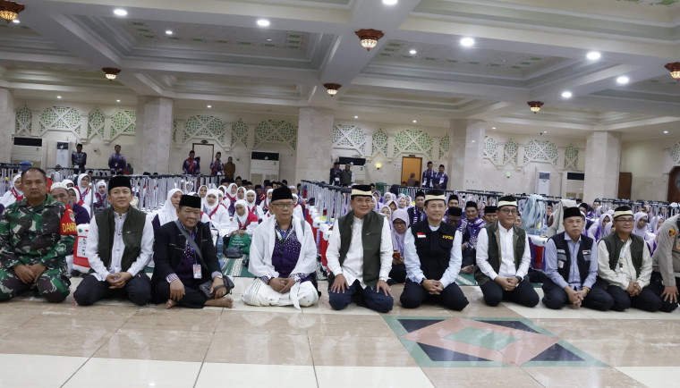Ket photo : Bupati saat melepas 393 Jamaah Calon Haji Kabupaten Tangerang Kloter 05 JKG. (hms).