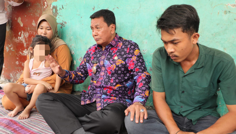Ket photo: Tampak Bupati Tangerang Maesyal Rasyid saat menyambangi rumah anak penderita kanker mata di Kronjo. (hms)