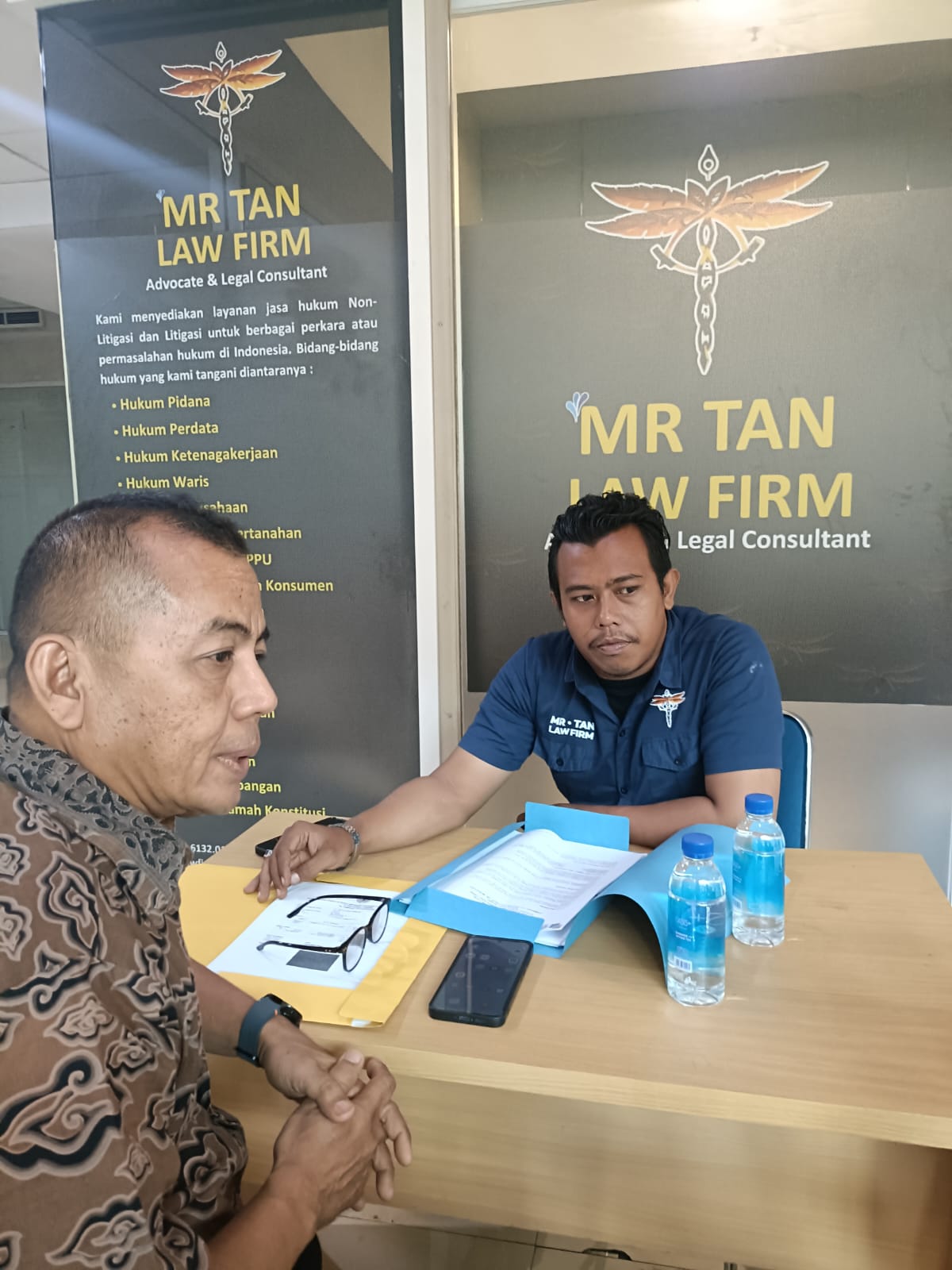 Ketua Dewan Pakar PWI Pusat Sayid Iskandarsyah mendatangi Kantor Hukum Mr Tan Law Firm di bilangan Jakarta Barat, Selasa (24/6/2025). (Ist)