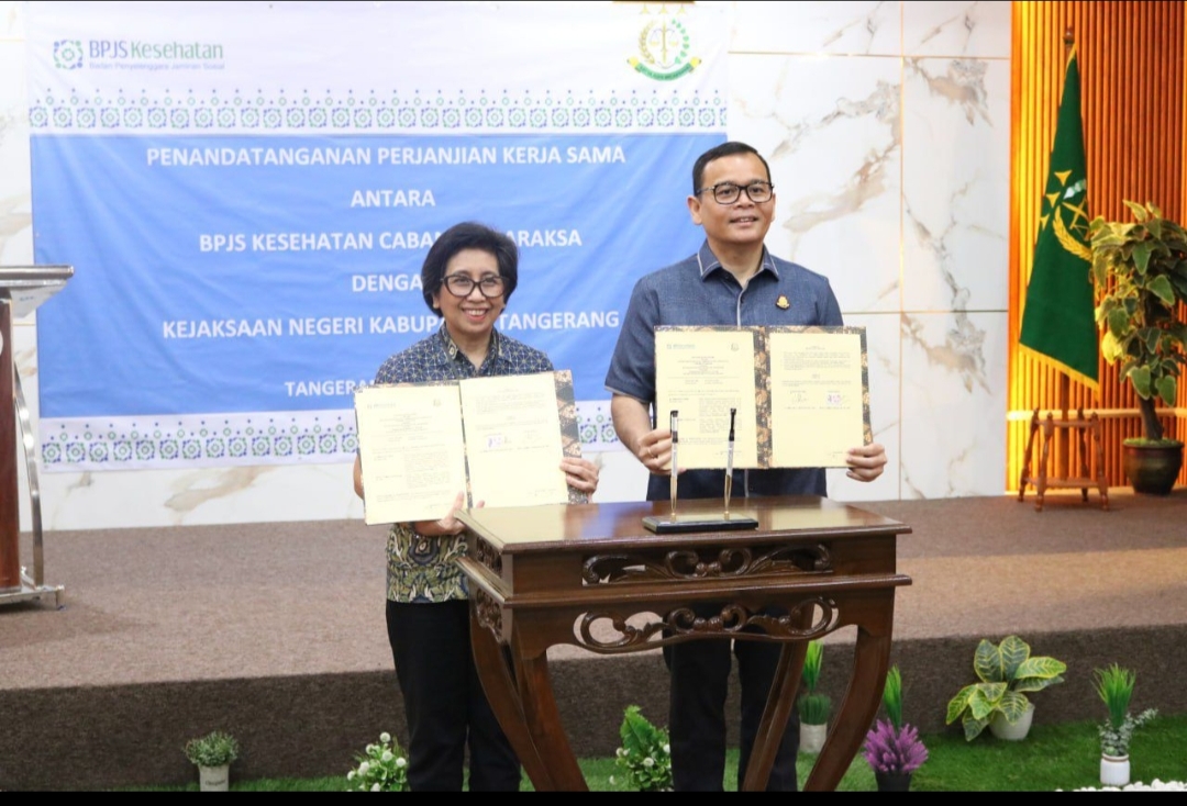 Kepala Cabang BPJS Kesehatan Tigaraksa, Irmajanti Lande Batara dan Rick Tommy Hasiholan, Kepala Kejaksaan Negeri Kabupaten Tangerang menandatangani kerjasama, Rabu (28/5/2025). (Ist)