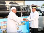 Ket. Photo : Usai shalat Iedul Adha Bupati Tangerang Moch Maesyal Rasyid menyerahkan sapi bantuan Presiden RI Prabowo Subianto kepada Ketua DKM Masjid Al Amjad Tigaraksa. (Ist)