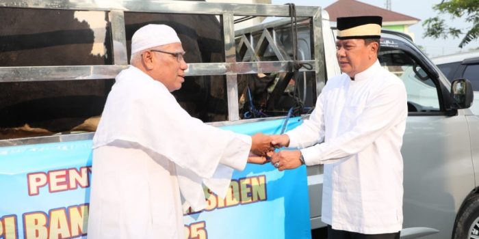 Ket. Photo : Usai shalat Iedul Adha Bupati Tangerang Moch Maesyal Rasyid menyerahkan sapi bantuan Presiden RI Prabowo Subianto kepada Ketua DKM Masjid Al Amjad Tigaraksa. (Ist)