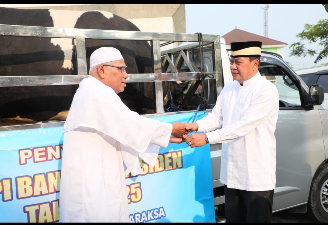 Ket. Photo : Usai shalat Iedul Adha Bupati Tangerang Moch Maesyal Rasyid menyerahkan sapi bantuan Presiden RI Prabowo Subianto kepada Ketua DKM Masjid Al Amjad Tigaraksa. (Ist)