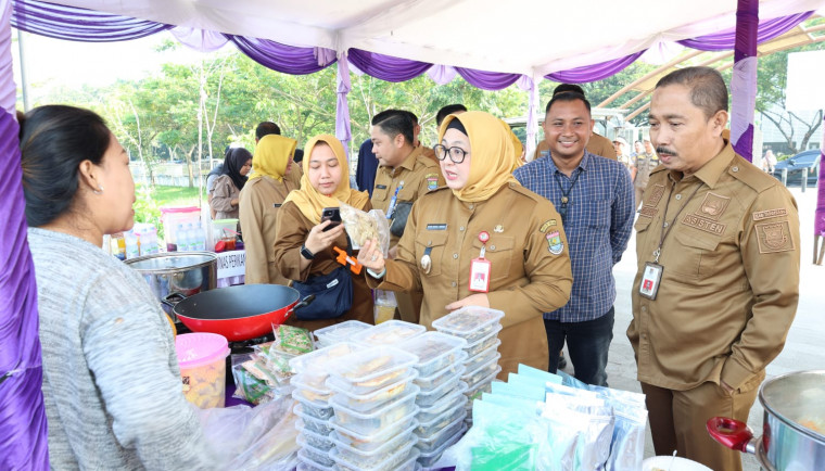 Ket. Gambar : Wakil Bupati Intan Nurul Hikmah saat meninjau stand Gerakan Pangan Murah (GPM) serta Bazar Murah UMKM jelang Idul Adha 1446 H di Alun-Alun Tigaraksa, Selasa (3/6/2025). (Ist)