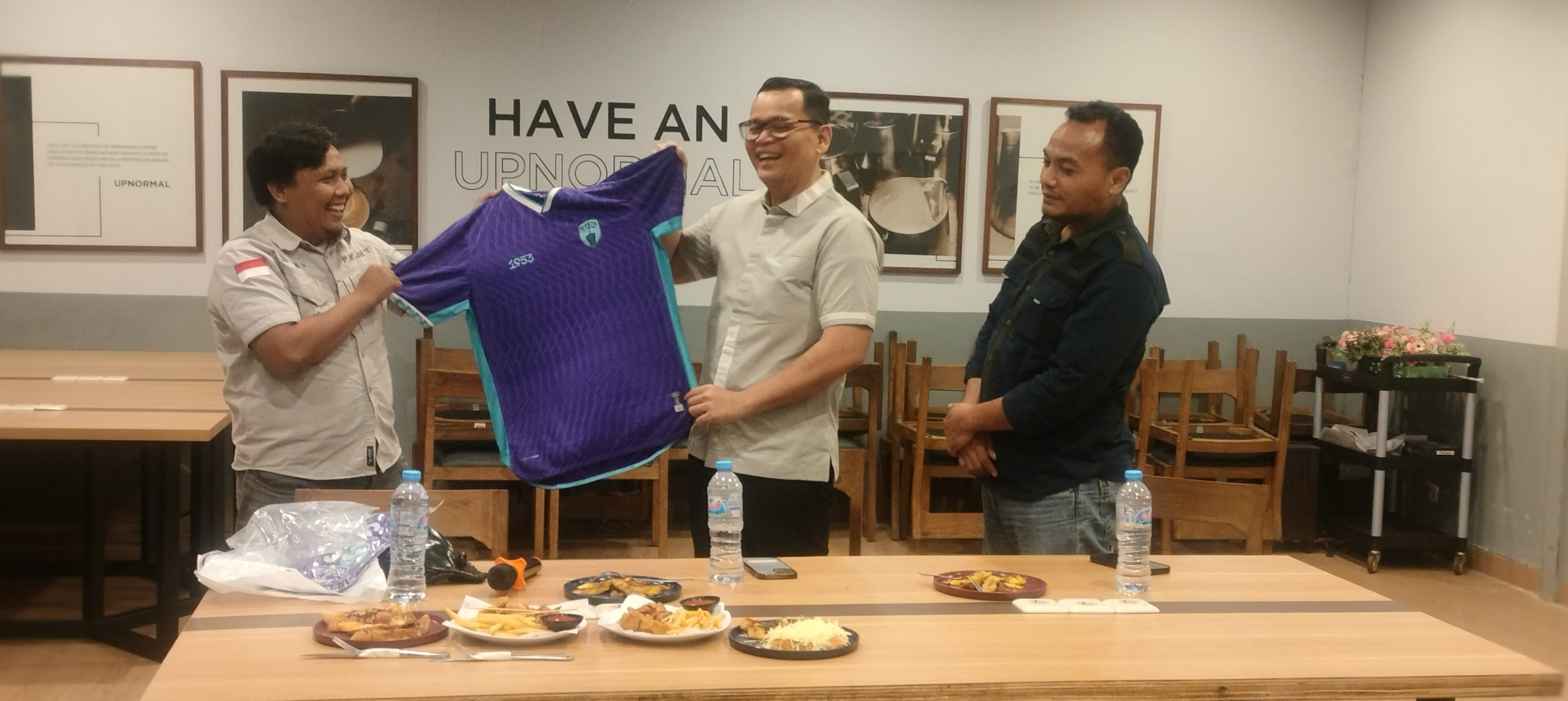 Kejari Kabupaten Tangerang, Ricky Tommy Hasiholan terima Jersey sebagai cidera mata dari FKJKT, Rabu (16/7/2025). (Ist)