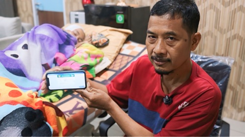 Sri Unu (50) warga kabupaten Tangerang, merasa terbantu operasi bedah tempurung kepala anaknya senilai ratusan juta, dicover program JKN. (ist).