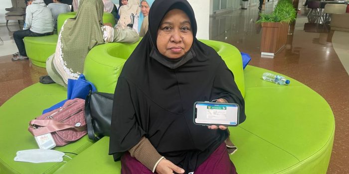 Aswinah (57), ibu rumah tangga warga Kabupaten Tangerang yang saat ini terus menjalani terapi rutin akibat pengapuran sendi menggunakan program JKN. (ist).