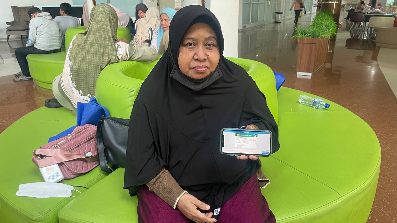 Aswinah (57), ibu rumah tangga warga Kabupaten Tangerang yang saat ini terus menjalani terapi rutin akibat pengapuran sendi menggunakan program JKN. (ist).