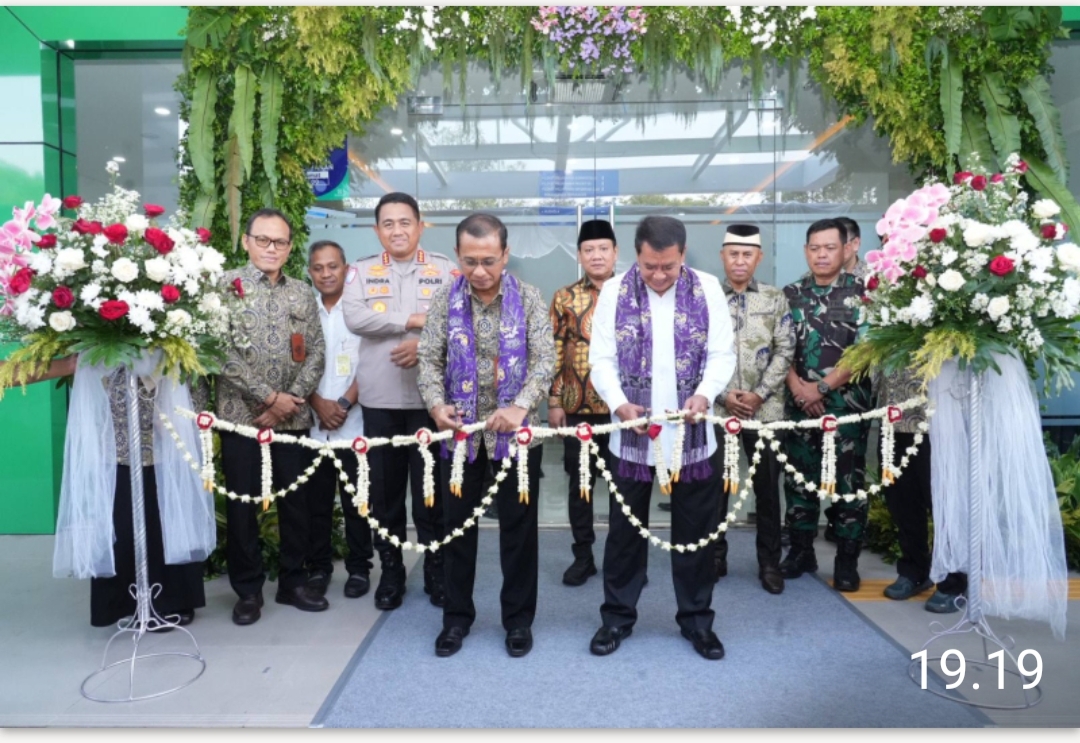 Direktur Utama BPJS Kesehatan, Prihati Pujowaskito bersama Bupati Tangerang Moch Maesyal Rasyid gunting pita peresmian gedung baru Kantor BPJS Kesehatan Cabang Tigaraksa, Rabu (22/4/2026).